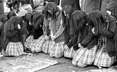 7日，韓國首爾，韓國高考舉行前，學子們跪地祈禱，希望能考個好成績。