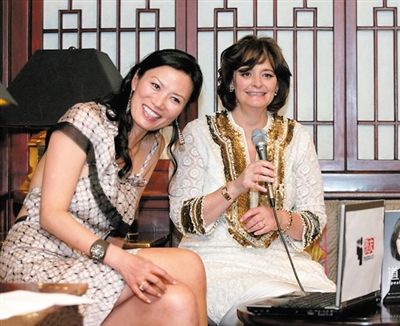 英國(guó)《每日郵報(bào)》刊發(fā)了一張鄧文迪曾幫助布萊爾夫人在中國(guó)推銷其自傳的圖片。