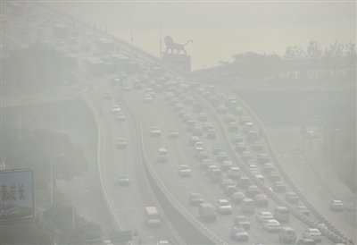 昨日，南昌市八一大橋被霧霾籠罩。 新華社發(fā)