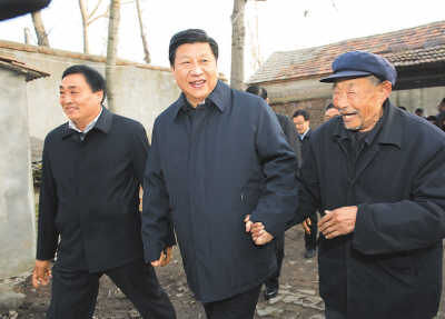 11月25日，習(xí)近平在地處沂蒙老區(qū)的臨沭縣曹莊鎮(zhèn)朱村，親切地拉著83歲的“老支前”王克昌的手。