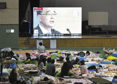 27日，韓國珍島，“歲月”號客輪乘客家屬在體育館觀看總理鄭烘原辭職新聞。當(dāng)日，鄭烘原召開緊急發(fā)布會，表示對韓國“歲月”號沉船事件負(fù)責(zé)，宣布引咎辭職。