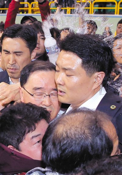 17日，鄭烘原（中）會見乘客家屬時(shí)，遭到家屬辱罵、潑水。
