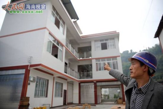 舒正山指著新房說(shuō)：“我將喬遷宴席的豬肉分給村民吃，竟被大家誤傳是災(zāi)后大魚(yú)大肉。”
