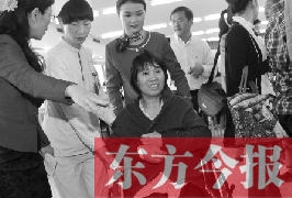 坐在輪椅上的，就是為兒子捐出肝、腎的母親潘大想