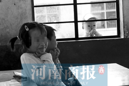 她不止一次說(shuō)想去上學(xué)，而更多的時(shí)候，她是站在教室外面，眼巴巴地看著里面的小朋友
