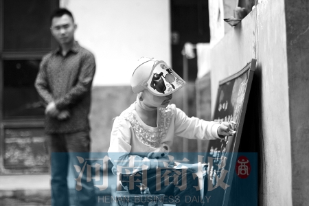 右手受傷了，她用左手在家里的小黑板上練習(xí)寫字