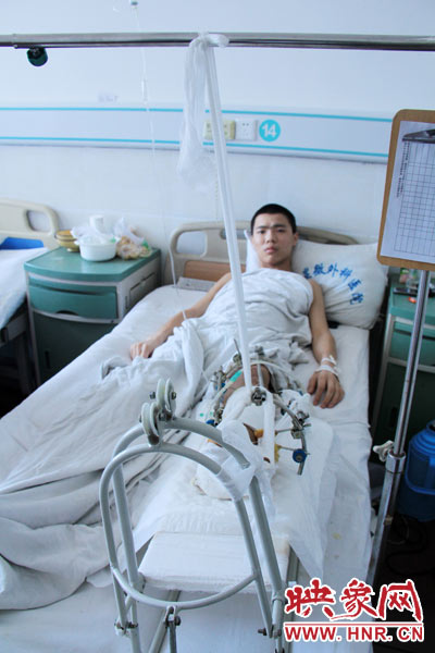 “如果有人肯幫我出4萬元的醫(yī)藥費，我愿意為他免費工作3年，多苦多累都行。”7月26日，躺在病床里上的