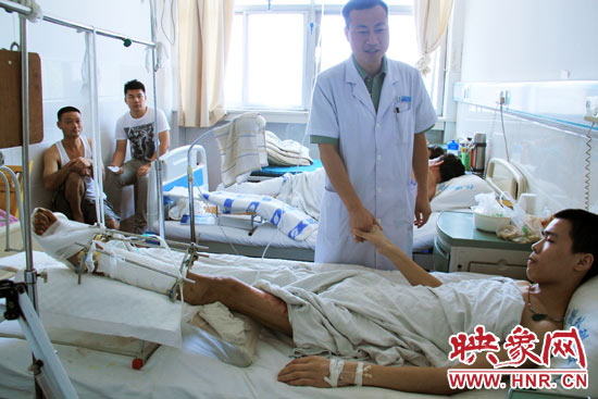 據(jù)仁濟醫(yī)院外傷科主任張明伍介紹，楊偉峰的小腿的創(chuàng)面已經(jīng)恢復(fù)得差不多了，治療情況還比較樂觀。但因為小腿