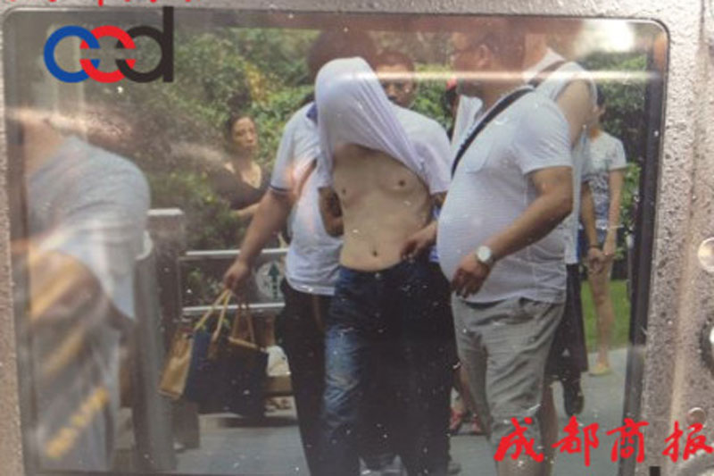 圖為事發(fā)現(xiàn)場(chǎng)，嫌疑人被警方控制。