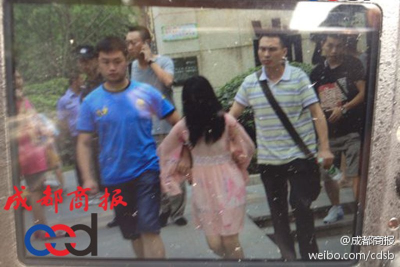 圖為事發(fā)現(xiàn)場(chǎng)，嫌疑人被警方控制。