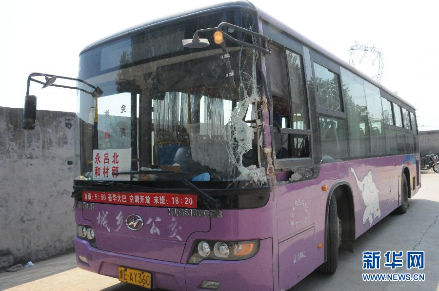 事發(fā)公交車左前方的擋風(fēng)玻璃破了一個(gè)大洞（8月20日攝）。