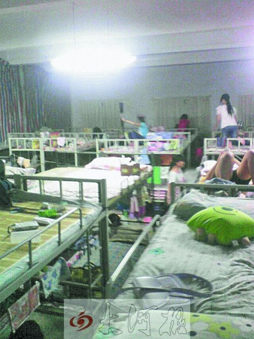住在電教室里的女生們，擁擠不堪。