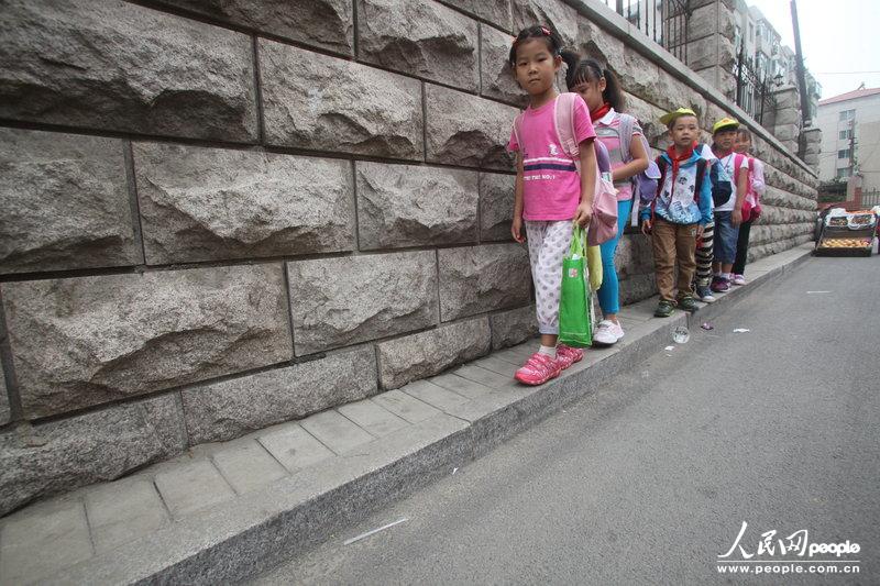 2013年09月11日，濟南運署街上，小學(xué)生走史上“最窄人行道”上學(xué)。圖片來源：CFP