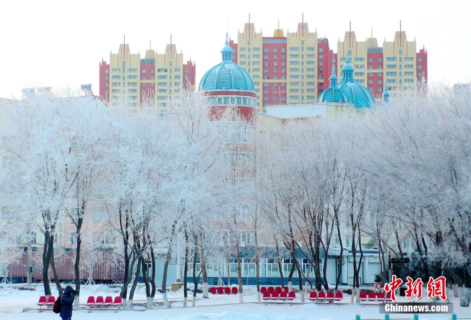 12月10日,受降溫天氣影響,黑河市黑龍江江畔出現(xiàn)綿延數(shù)公里的霧凇景觀。