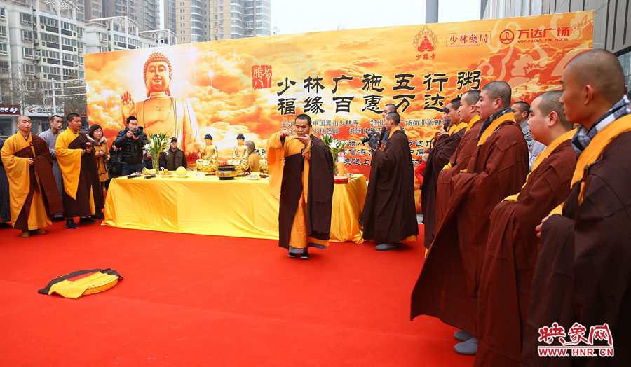 1月8日上午，鄭州市中原萬達廣場上，少林寺的僧人們?yōu)榕D八節(jié)做法事施粥。
