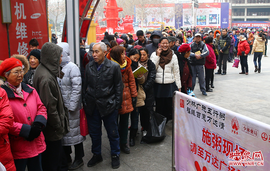 1月8日上午，少林寺布施臘八粥的現場市民排起了長隊，足有上千人前來領取五行粥