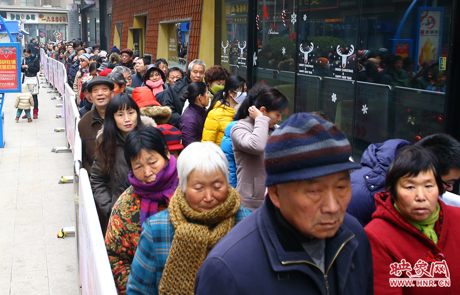 領粥的市民排起了長隊，足有上千人。