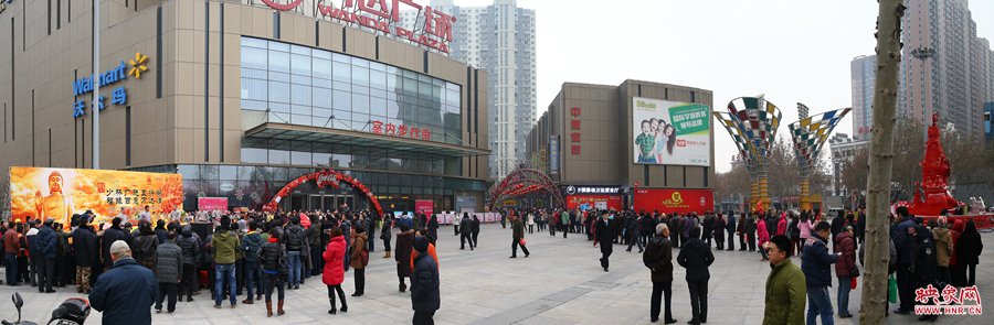 少林寺施粥現場，左邊為祈福儀式，右邊為排隊領粥的市民。