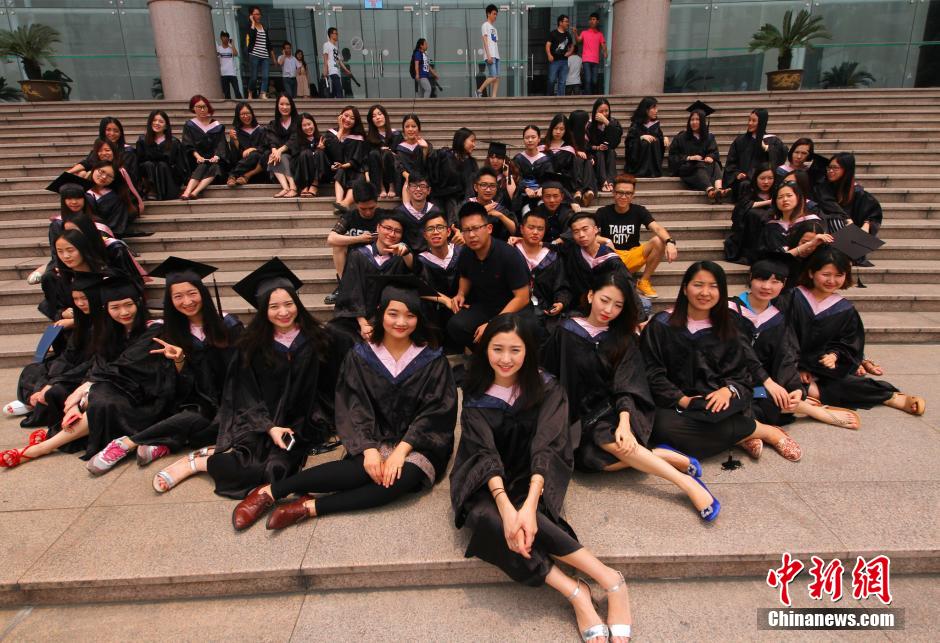 6月6日，浙江理工大學(xué)的畢業(yè)生們?cè)谛@中以賣萌、搞怪等獨(dú)具青春特色的方式告別大學(xué)生涯。中新社發(fā) 李晨
