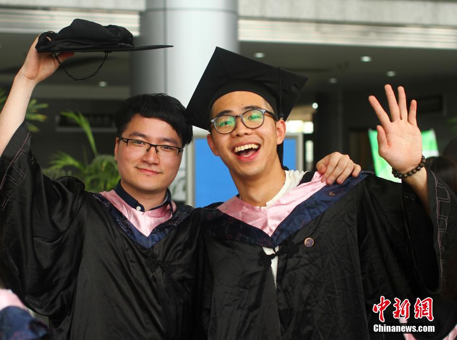 6月6日，浙江理工大學(xué)的畢業(yè)生們?cè)谛@中以賣萌、搞怪等獨(dú)具青春特色的方式告別大學(xué)生涯。中新社發(fā) 李晨