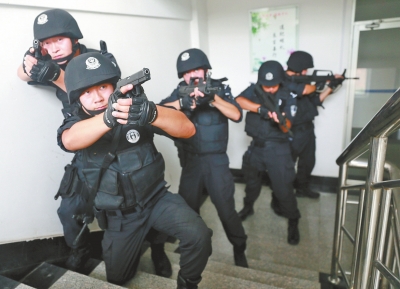 進(jìn)入樓道后，特警開始地毯式搜索。