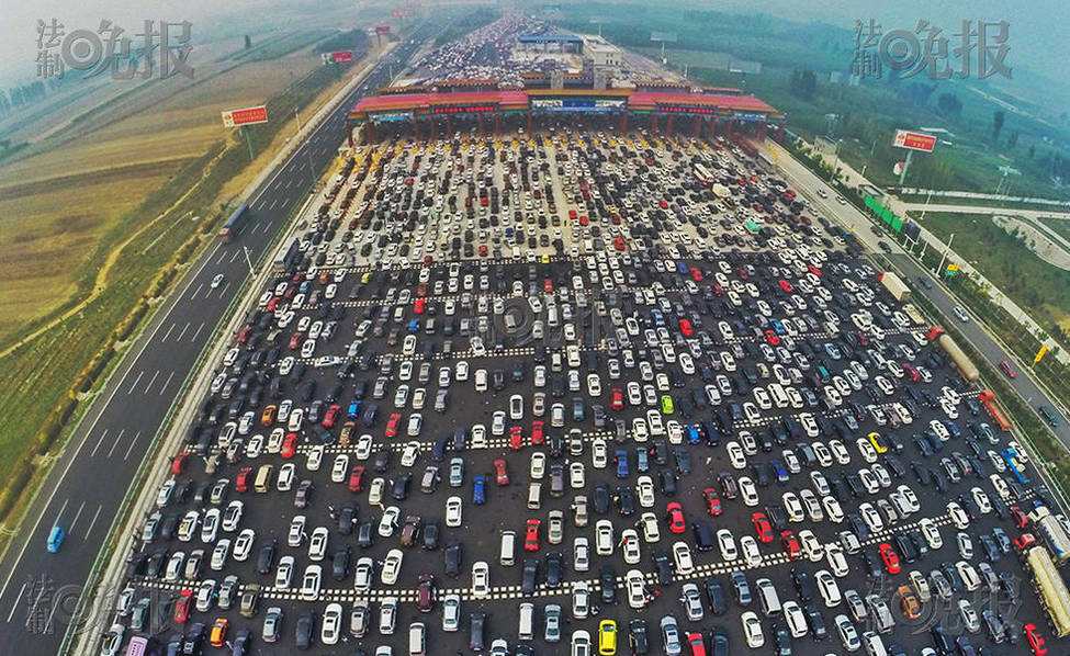 截止到下午4點(diǎn)，滯留在收費(fèi)口的車(chē)輛排隊(duì)有近百米。