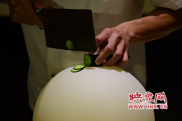 在面團(tuán)氣球上切菜。