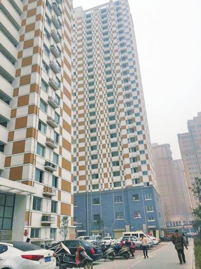 鄭州中基都市春天小區(qū)的公租房一直在閑置,樓下門面房已營業(yè)很長時(shí)間。