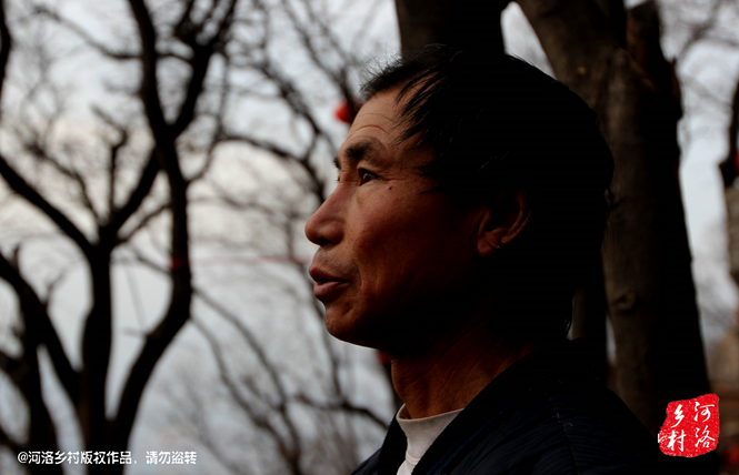 不過(guò)老崔對(duì)鄰居卻有著十分的不屑，平日里他們的生活，主要是自己種植的蔬菜和野菜，偶爾有山下香客的供奉。而鄰居卻經(jīng)常揀一些驢友丟棄的物品，飲料瓶，塑料紙，或者其它的物品。
