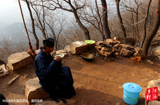 鄰居有時(shí)候會(huì)拿這些廢品下山，換取一些食物，對(duì)于老崔來(lái)說(shuō)，既然出家就該安守清貧，撿破爛換好吃的，不是出家人該做的。他偷偷把鄰居的一大包廢品踢下了山，于是爭(zhēng)吵并且打起了架。