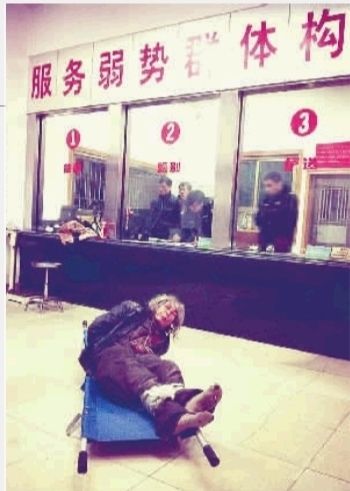 1月7日23點(diǎn)50分，長(zhǎng)沙市救助管理站大廳，一名老年流浪者躺在擔(dān)架上，無(wú)助地看著記者。