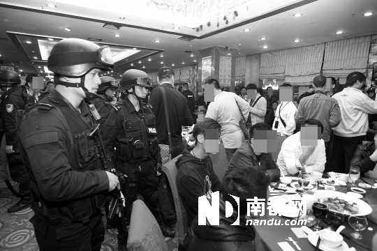 手持微沖、身穿防彈背心的警員進入酒樓進行調(diào)查。深圳警方供圖