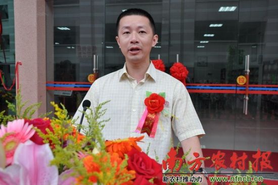 揭東縣人民政府副縣長(zhǎng)江中詠在廣東流動(dòng)圖書(shū)館揭東分館揭幕儀式致辭。