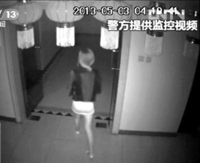 監(jiān)控視頻中，女子獨自走向墜樓處。 央視視頻截圖