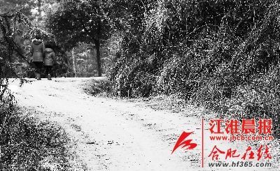 2月21日，媽媽帶著小雪離開了村子。 晨報(bào)記者 高博 攝