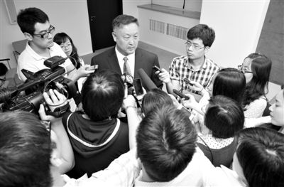 6月5日，商務(wù)部新聞辦公室召開“中歐光伏產(chǎn)品貿(mào)易摩擦”專題發(fā)布會。發(fā)布會結(jié)束后，中國機(jī)電產(chǎn)品進(jìn)出口商會會長張鈺晶接受記者采訪。新京報記者