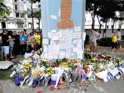 　昨日，廈門市民在BRT的橋墩下放上鮮花悼念逝者。新京報(bào)記者 郭鐵流 攝