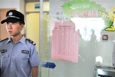 前日，廈門市解放軍174醫(yī)院重癥醫(yī)學(xué)科門口貼著在該醫(yī)院接受治療的受傷人員名單。 新華社記者 陳曄華