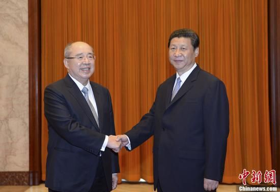 中共中央總書記習(xí)近平13日下午在北京人民大會堂會見了中國國民黨榮譽主席吳伯雄率領(lǐng)的國民黨大陸訪問團一行。中新社發(fā) 廖攀 攝