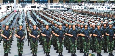 6月29日，新疆武警部隊(duì)反恐維穩(wěn)誓師大會(huì)在烏魯木齊市人民廣場(chǎng)舉行。據(jù)《新疆日?qǐng)?bào)》