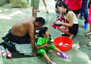 記者找到小女孩時(shí)，男子正帶著她在中央路上乞討 記者 施向輝/攝