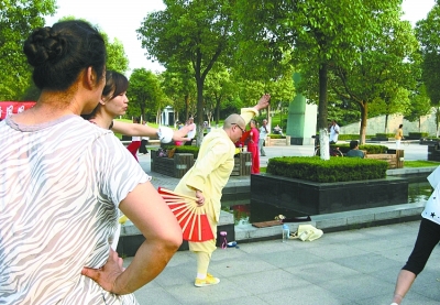 【漢網(wǎng)市民記者“關(guān)艾” 圖文報道】近日，我在漢陽一公園內(nèi)，看見幾個削發(fā)尼姑和群眾們在一起跳健身舞。