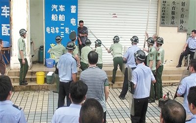 昨日，警方趕到現(xiàn)場制服嫌疑人何某。