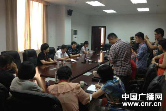 試卷原件展示前向媒體說明情況，并要求媒體不能拍照或攝像
