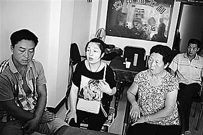 6日，祁某（左一）和家人在富平縣城的親戚家等兩個(gè)孩子的消息《新京報(bào)》供圖