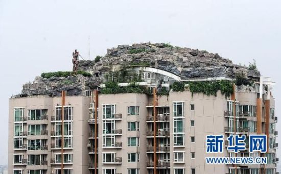 位于北京市海淀區(qū)白石橋路45號(hào)人濟(jì)山莊小區(qū)B棟樓頂?shù)募偕絼e墅（8月12日攝）。