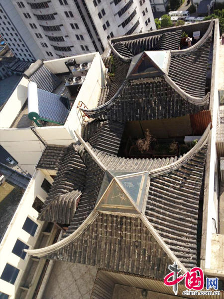 2013年8月14日，江蘇蘇州蘇州市三香大廈高樓18層樓頂東側(cè)陽臺(tái)上的“蘇州園林”式別墅，兩座涼亭和兩道回廊，飛檐翹角，一派蘇州園林的氣勢(shì)。中國(guó)網(wǎng)圖片庫李俊鋒攝影