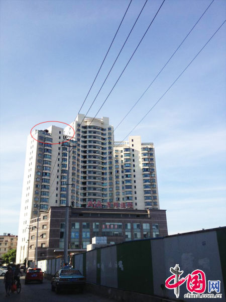 2013年8月14日，江蘇蘇州蘇州市三香大廈高樓18層樓頂東側(cè)陽臺(tái)上的“蘇州園林”式別墅，兩座涼亭和兩道回廊，飛檐翹角，一派蘇州園林的氣勢(shì)。中國(guó)網(wǎng)圖片庫李俊鋒攝影