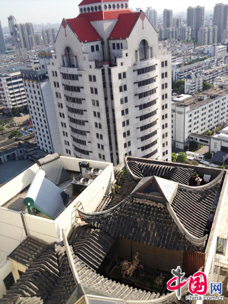 2013年8月14日，江蘇蘇州蘇州市三香大廈高樓18層樓頂東側(cè)陽臺(tái)上的“蘇州園林”式別墅，兩座涼亭和兩道回廊，飛檐翹角，一派蘇州園林的氣勢(shì)。中國(guó)網(wǎng)圖片庫李俊鋒攝影