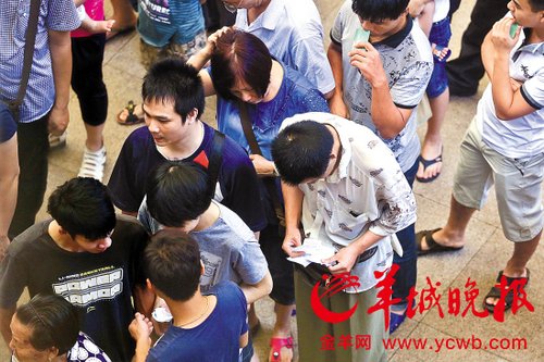 挎腰包的“黃?！狈职l(fā)一輪“任務(wù)”后，自己也開始整理“炒號”簽條